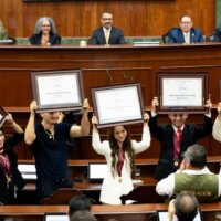 Alcaldesa Ana Miriam Ramos felicita a jóvenes galardonados con el Premio Mérito 2026