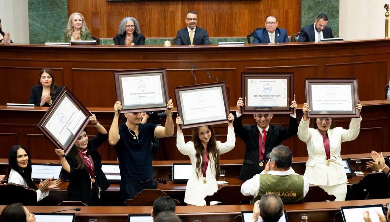Alcaldesa Ana Miriam Ramos felicita a jóvenes galardonados con el Premio Mérito 2026