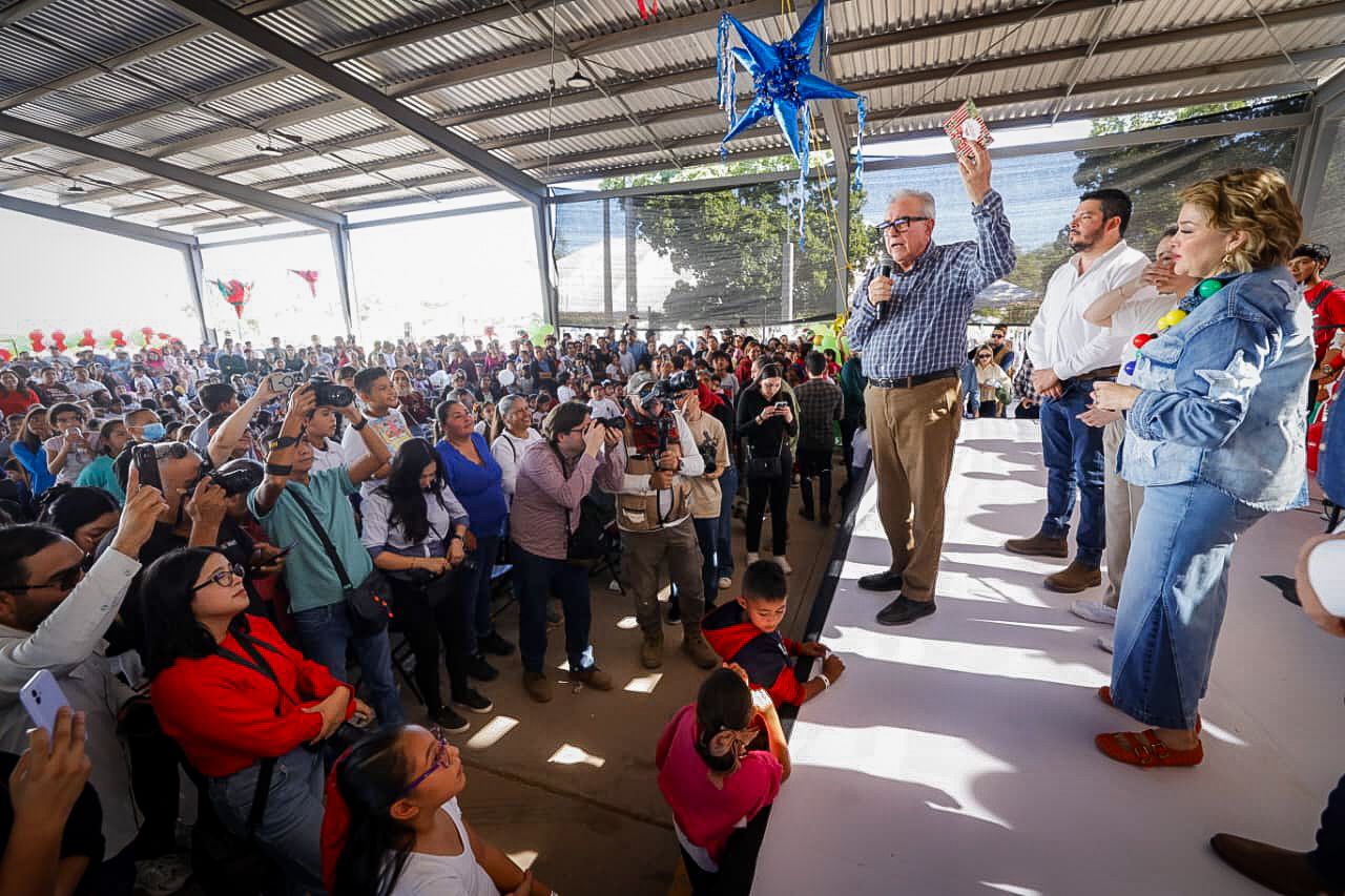 Gobernador y Eneyda Rocha llevan miles de bicicletas a niños y niñas en posada navideña de Ahome