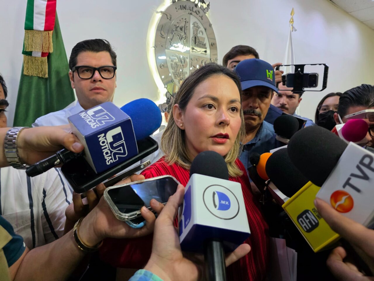 Gobernadora anuncia apoyos para víctimas y comerciantes afectados por incendio en plaza de Los Mochis