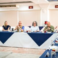 Gobernadora se reúne con mandos militares y policiales en la Mesa de Construcción de Paz, en Mazatlán