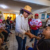 Gobernadora Domínguez visita a familias afectadas por mareas alta en el campo Las Aguamitas