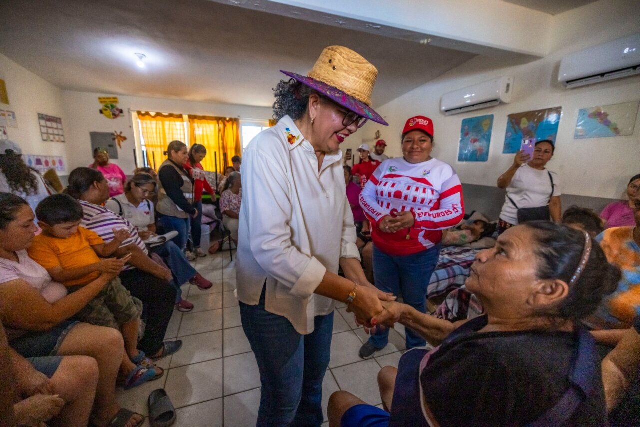 Gobernadora Domínguez visita a familias afectadas por mareas alta en el campo Las Aguamitas