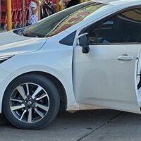 Identifican a hombre baleado afuera de supermercado en Culiacán; iba dos menores en el mismo auto