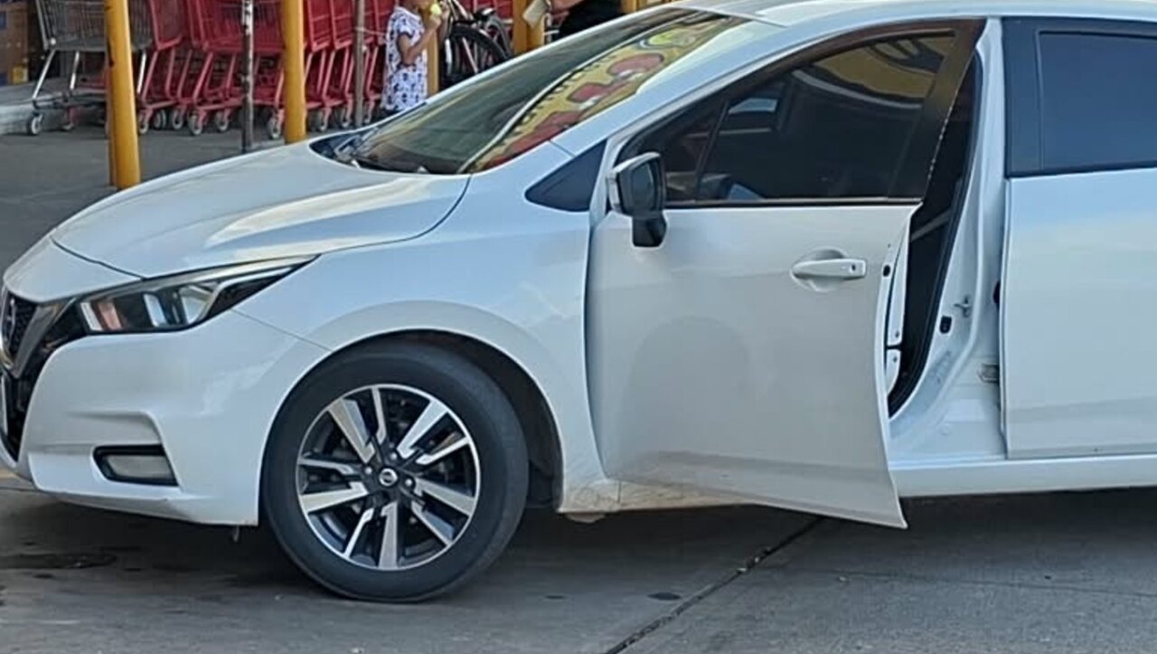 Identifican a hombre baleado afuera de supermercado en Culiacán; iba dos menores en el mismo auto