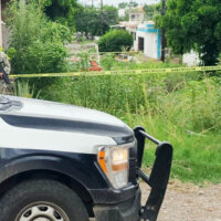 Balean a un mecánico dentro de su casa, en Culiacán; familiares lo trasladan