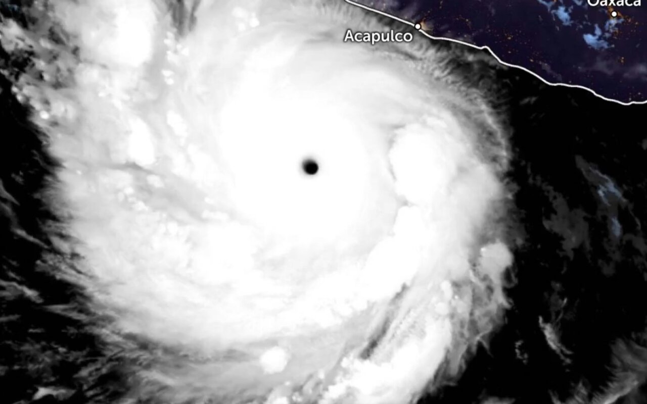 Huracán «Polo» mantiene vientos poderosos de 250 km y amenaza con lluvias torrenciales