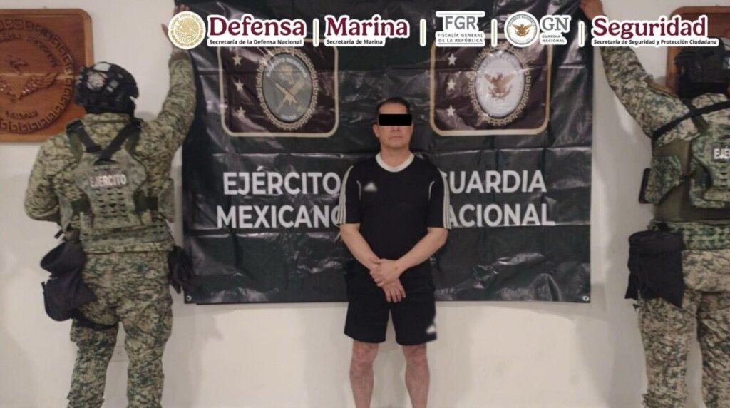 El sujeto fue identificado como Gustavo, quien también fue detenido durante el operativo.
Foto: Gobierno de México