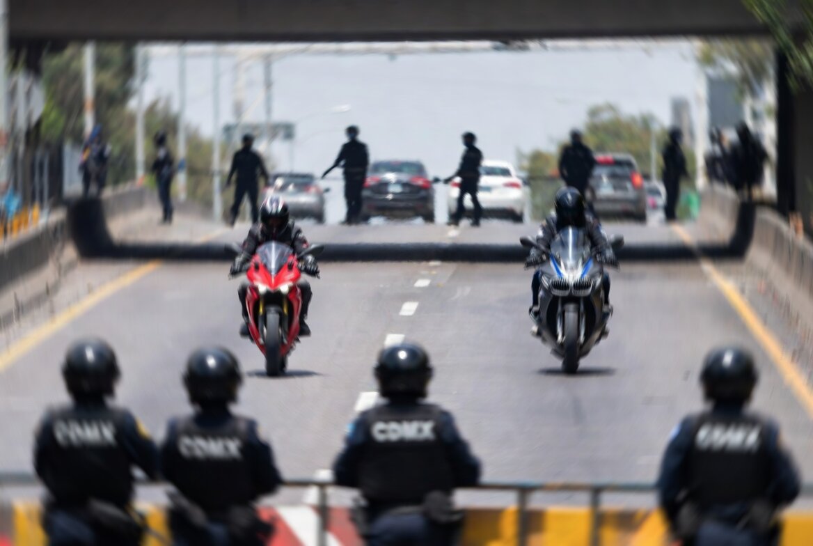 IMAGEN TEMÁTICA Elementos de la Policía de la Ciudad de México durante el operativo de detención en el segundo piso del Periférico, donde fueron aseguradas dos motocicletas de alta gama. IMAGEN TEMÁTICA Elementos de la Policía de la Ciudad de México durante el operativo de detención en el segundo piso del Periférico, donde fueron aseguradas dos motocicletas de alta gama.
