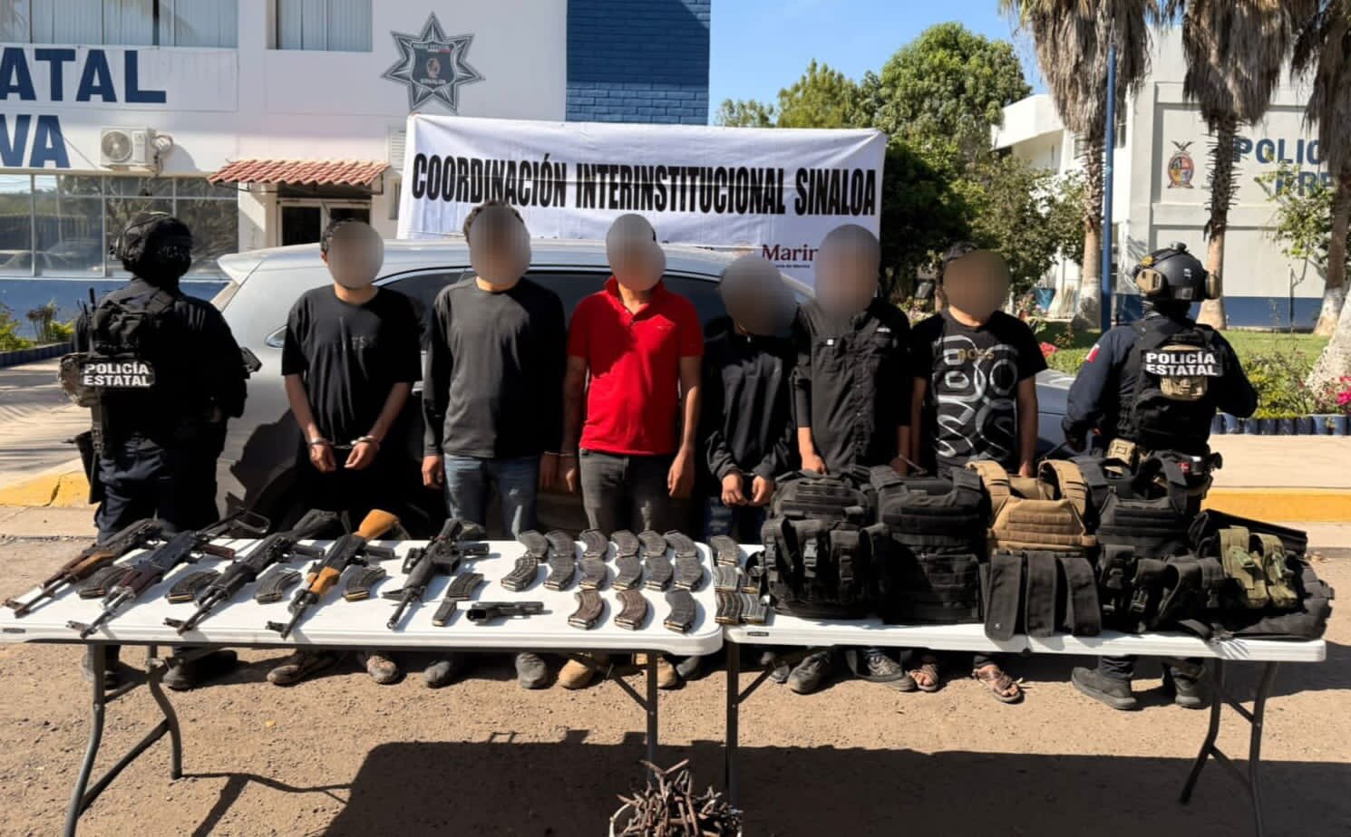 Armamento y equipo táctico asegurado durante el operativo interinstitucional en el poblado El Molino, Navolato. Armamento y equipo táctico asegurado durante el operativo interinstitucional en el poblado El Molino, Navolato.