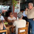 El gobernador Rubén Rocha Moya durante su recorrido por la bahía de Altata, acompañado de prestadores de servicios turísticos.