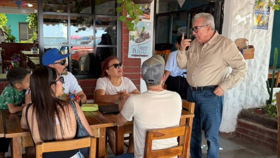 El gobernador Rubén Rocha Moya durante su recorrido por la bahía de Altata, acompañado de prestadores de servicios turísticos. El gobernador Rubén Rocha Moya durante su recorrido por la bahía de Altata, acompañado de prestadores de servicios turísticos.