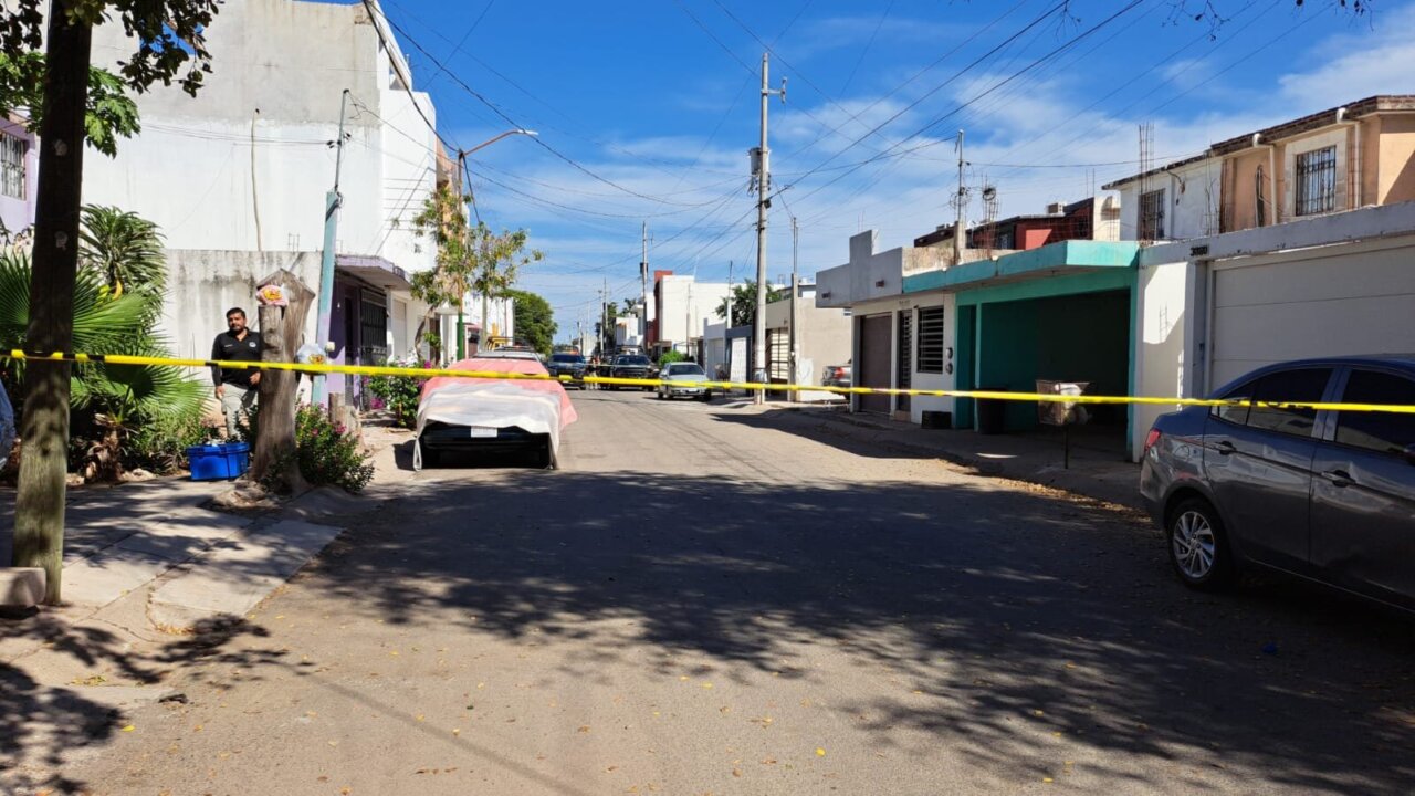 Vivienda en la calle Portones del fraccionamiento La Puerta, donde fue localizado el cuerpo de un hombre de 30 años. Vivienda en la calle Portones del fraccionamiento La Puerta, donde fue localizado el cuerpo de un hombre de 30 años.