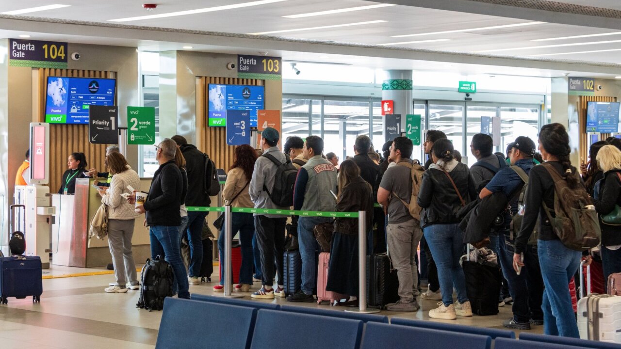 Claudia Sheinbaum destacó la alta ocupación en el AIFA durante Semana Santa. El aeropuerto es rentable y tiene listas 41 rutas nacionales y cinco internacionales. Claudia Sheinbaum destacó la alta ocupación en el AIFA durante Semana Santa. El aeropuerto es rentable y tiene listas 41 rutas nacionales y cinco internacionales.