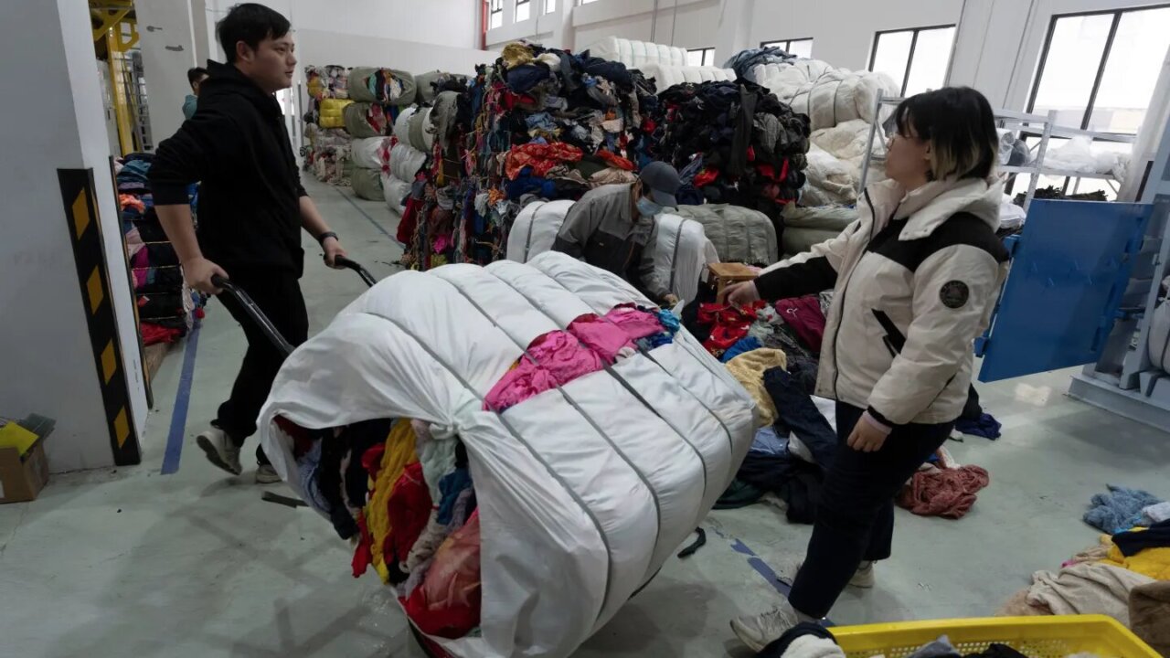 Máquina Fastsort-Textile de DataBeyond en una planta de reciclaje en Zhangjiagang, China, clasificando toneladas de ropa usada con escáner de IA
