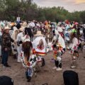 Danza tradicional en un centro ceremonial indígena de Sinaloa durante las celebraciones de Semana Santa, con trajes elaborados a mano.