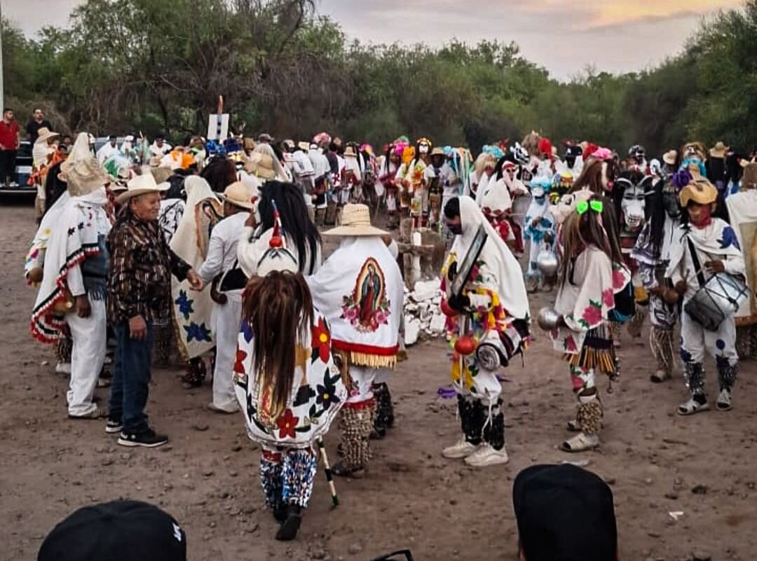 Danza tradicional en un centro ceremonial indígena de Sinaloa durante las celebraciones de Semana Santa, con trajes elaborados a mano.
