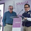 Elementos de Protección Civil y guardavidas durante un rescate en playa de Mazatlán, con oleaje de fondo.