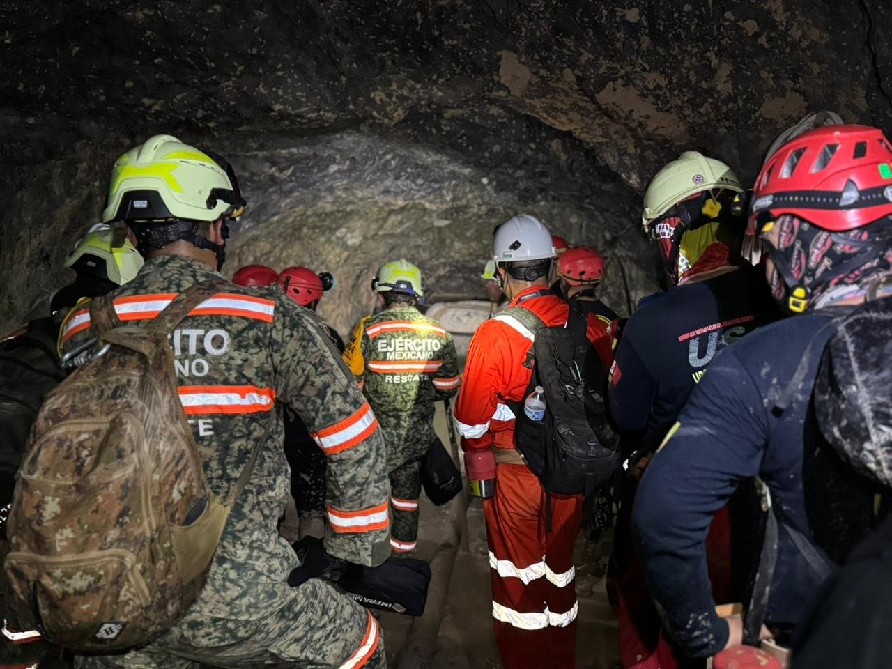 Brigadistas y equipo de rescate en el exterior de la mina Santa Fe, en El Rosario, Sinaloa, durante las labores de búsqueda. Brigadistas y equipo de rescate en el exterior de la mina Santa Fe, en El Rosario, Sinaloa, durante las labores de búsqueda.