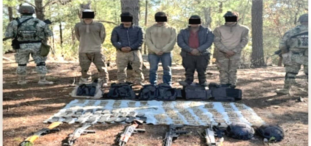 Armamento decomisado en Mesa de Palma, Badiraguato, que incluye fusiles, un lanzagranadas y chalecos tácticos.