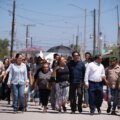 El alcalde Juan de Dios Gámez durante el corte de listón de la calle Ramón Corona en la sindicatura de Culiacancito, acompañado de síndicos y funcionarios municipales.