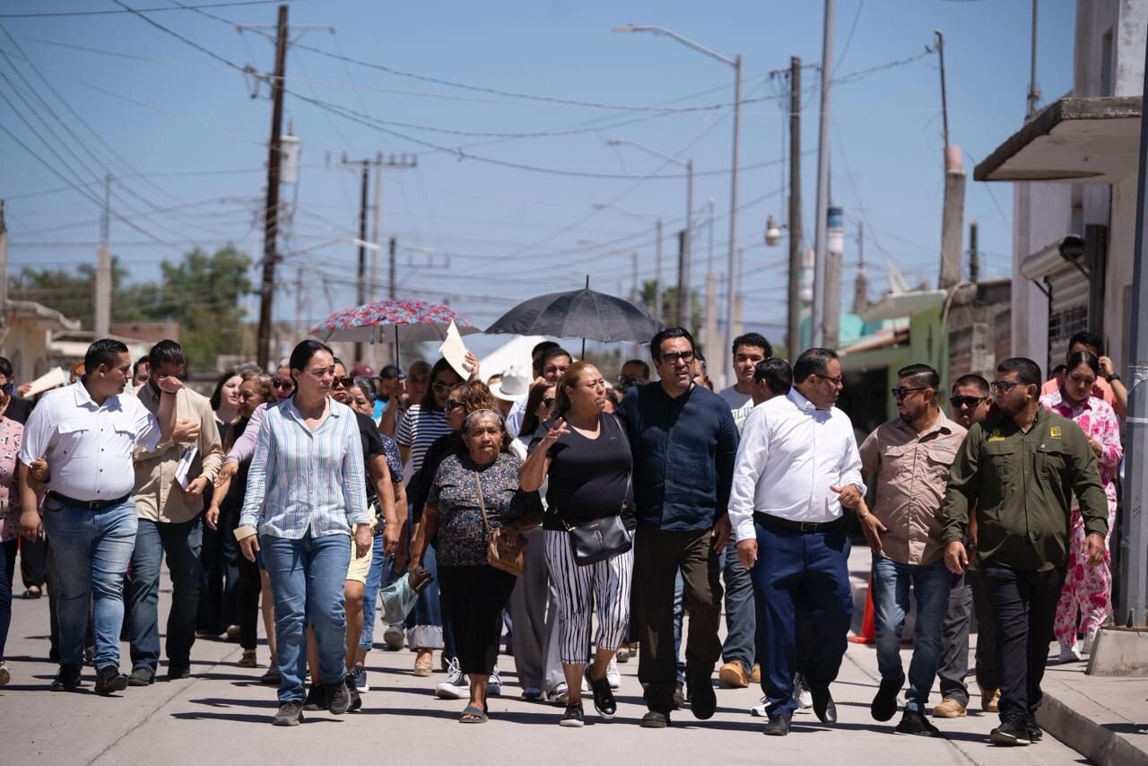 El alcalde Juan de Dios Gámez durante el corte de listón de la calle Ramón Corona en la sindicatura de Culiacancito, acompañado de síndicos y funcionarios municipales.