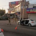 Automóvil color blanco con decenas de impactos de bala en la caseta 4 (KZ4), acordonado por autoridades.