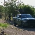 Camino de terracería en la comunidad de Limita de Hitaje, Culiacán, resguardado por elementos del Ejército Mexicano.