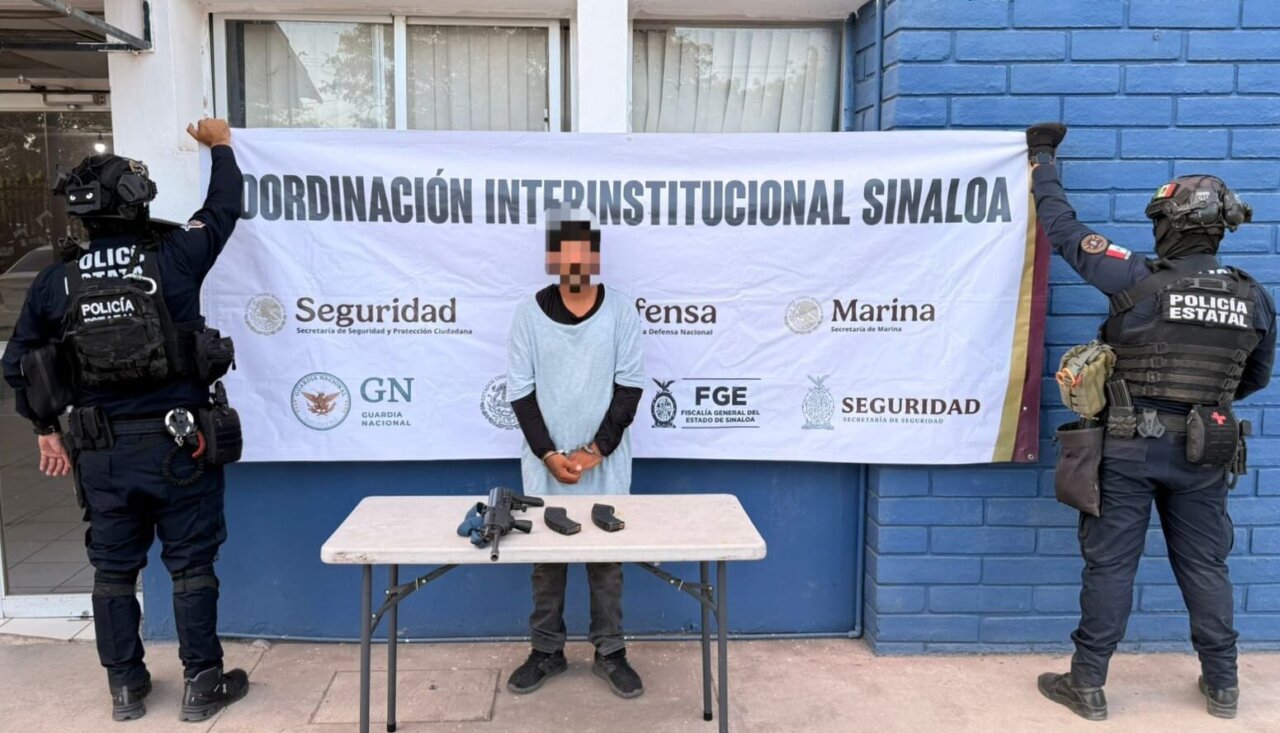 Operaciones Especiales de Sinaloa detuvieron a un hombre y aseguraron un arma larga, cargadores y 40 cartuchos calibre 7.62 en La Higuera Operaciones Especiales de Sinaloa detuvieron a un hombre y aseguraron un arma larga, cargadores y 40 cartuchos calibre 7.62 en La Higuera