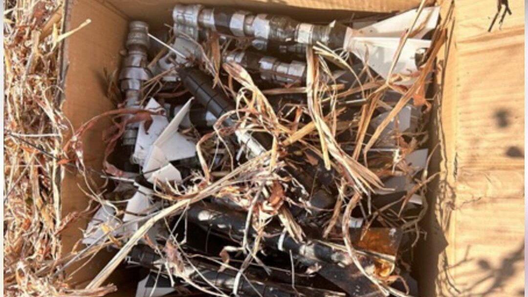 Caja de cartón cubierta con ramas secas en zona de maleza, donde el Ejército localizó 18 artefactos explosivos improvisados en La Limita de Itaje. Caja de cartón cubierta con ramas secas en zona de maleza, donde el Ejército localizó 18 artefactos explosivos improvisados en La Limita de Itaje.