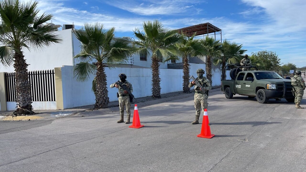 Motocicleta y cuerpo cubierto con una sábana en una calle del fraccionamiento Valle Alto, con cinta de perímetro y patrullas al fondo. Motocicleta y cuerpo cubierto con una sábana en una calle del fraccionamiento Valle Alto, con cinta de perímetro y patrullas al fondo.
