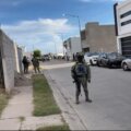 Entrada de un domicilio en el fraccionamiento Villa Bonita con cinta de perímetro y unidades del Ejército al exterior.