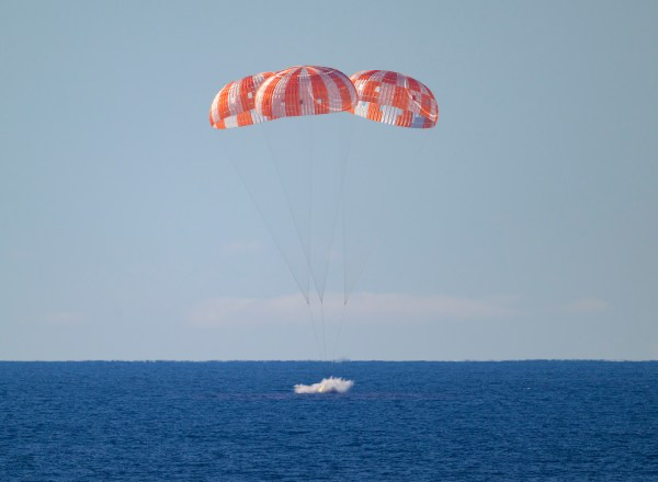 Artemis II ameriza: la cápsula Integrity regresa a la Tierra La cápsula Orion "Integrity" flota en el océano Pacífico, estabilizada por sus tres enormes paracaídas y cinco airbags, momentos después de amerizar frente a las costas de San Diego.