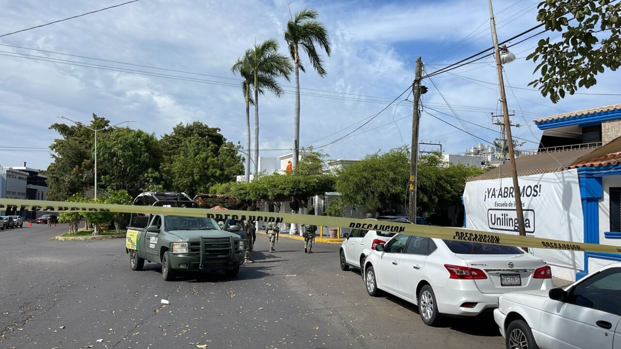 Banqueta en la esquina de avenida Xicoténcatl y calle Lago de Cuitzeo, colonia Las Quintas, con cinta de perímetro y unidades militares. Banqueta en la esquina de avenida Xicoténcatl y calle Lago de Cuitzeo, colonia Las Quintas, con cinta de perímetro y unidades militares.