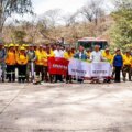 Brigadistas forestales de SEBIDES Sinaloa junto al secretario Omar López, durante una jornada de prevención en la zona de Cosalá, con equipo de combate y mochilas de agua.