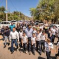 El alcalde Juan de Dios Gámez durante la inauguración de la calle 254 en la comunidad de La Guamuchilera, sindicatura de Las Tapias, acompañado de vecinos y funcionarios municipales.