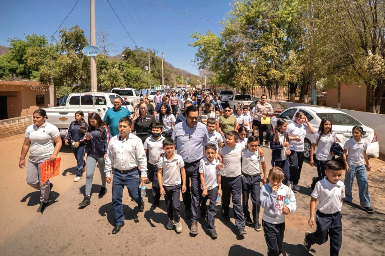 El alcalde Juan de Dios Gámez durante la inauguración de la calle 254 en la comunidad de La Guamuchilera, sindicatura de Las Tapias, acompañado de vecinos y funcionarios municipales. El alcalde Juan de Dios Gámez durante la inauguración de la calle 254 en la comunidad de La Guamuchilera, sindicatura de Las Tapias, acompañado de vecinos y funcionarios municipales.