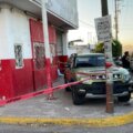 Autolavado sobre la avenida Benjamín Hill en el fraccionamiento Infonavit Barrancos, con cinta de perímetro y unidades policiales