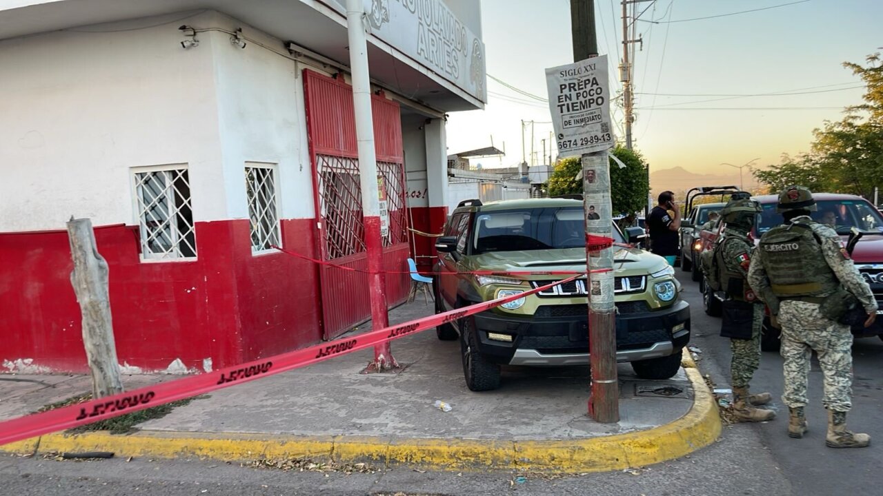 Autolavado sobre la avenida Benjamín Hill en el fraccionamiento Infonavit Barrancos, con cinta de perímetro y unidades policiales. Autolavado sobre la avenida Benjamín Hill en el fraccionamiento Infonavit Barrancos, con cinta de perímetro y unidades policiales