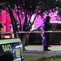Calle Cornocia en el sector La Conquista, Culiacán, con patrullas y cinta de perímetro tras el homicidio de un agente de Tránsito.
