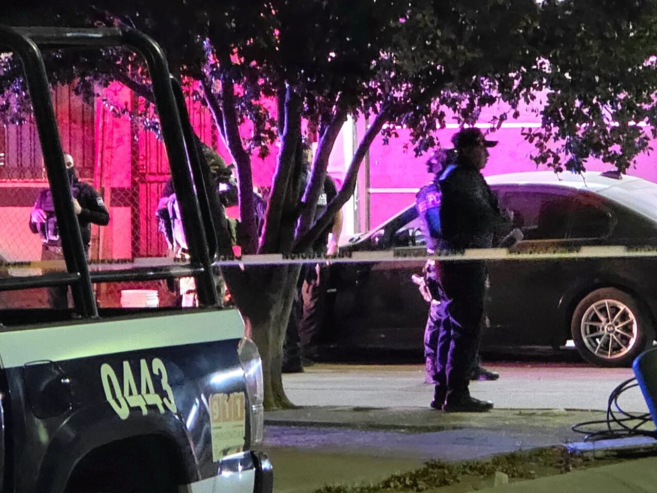 Calle Cornocia en el sector La Conquista, Culiacán, con patrullas y cinta de perímetro tras el homicidio de un agente de Tránsito.