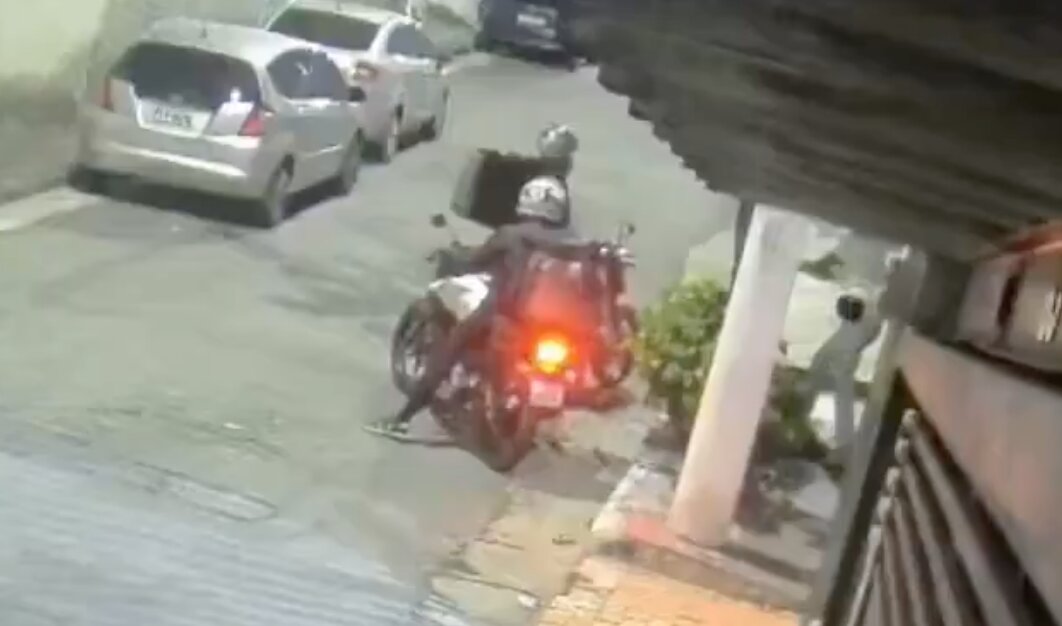Dos ‘repartidores’ mueren tras intentar asaltar a una policía militar (VIDEO)