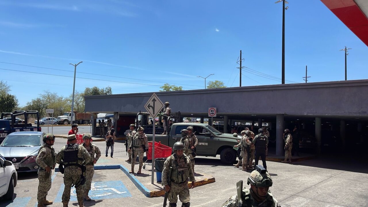 Acceso principal del supermercado Ley en la colonia Humaya, Culiacán, con presencia de unidades policiales y cinta de perímetro. Acceso principal del supermercado Ley en la colonia Humaya, Culiacán, con presencia de unidades policiales y cinta de perímetro.