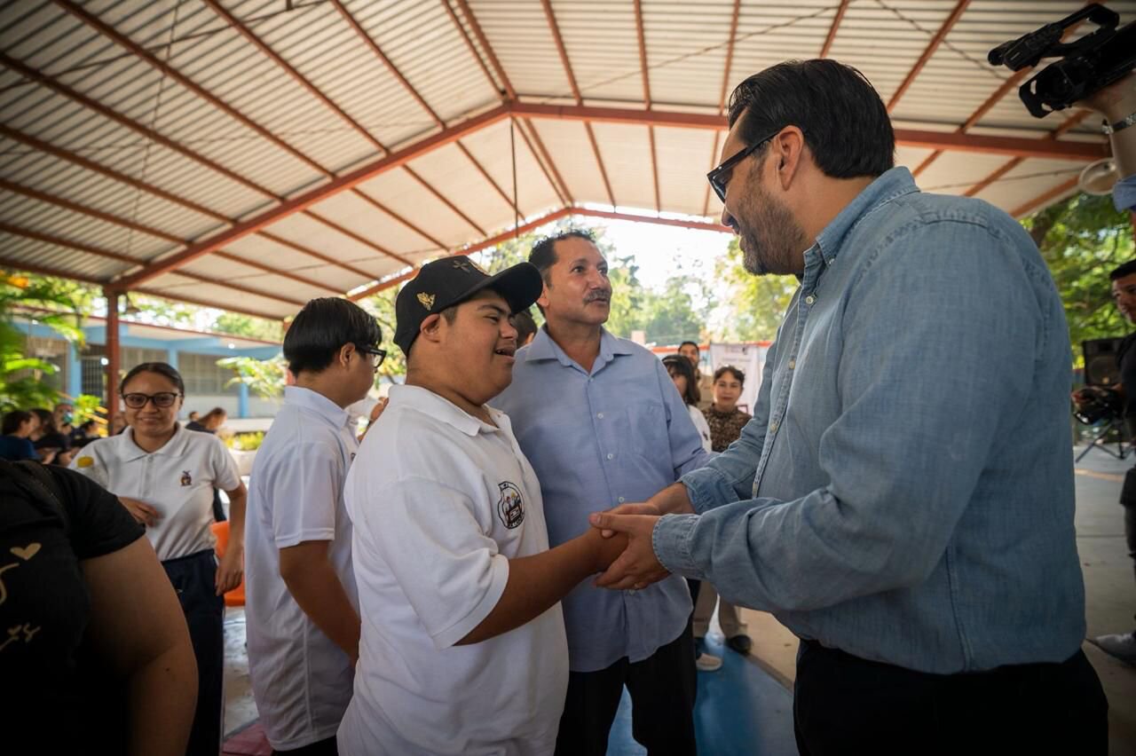 El alcalde Juan de Dios Gámez durante su visita al CAM 24, acompañado de estudiantes, docentes y el delegado de Programas para el Bienestar. El alcalde Juan de Dios Gámez durante su visita al CAM 24, acompañado de estudiantes, docentes y el delegado de Programas para el Bienestar.