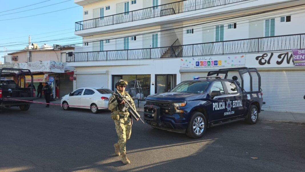 Bulevar Horizontes, colonia Cuatro de Marzo, Culiacán, con presencia de unidades policiales, ejército y cinta de perímetro. Bulevar Horizontes, colonia Cuatro de Marzo, Culiacán, con presencia de unidades policiales, ejército y cinta de perímetro.