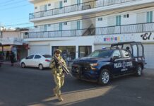 Comerciante herido de bala en local de renta en 4 de Marzo, Culiacán Bulevar Horizontes, colonia Cuatro de Marzo, Culiacán, con presencia de unidades policiales, ejército y cinta de perímetro.