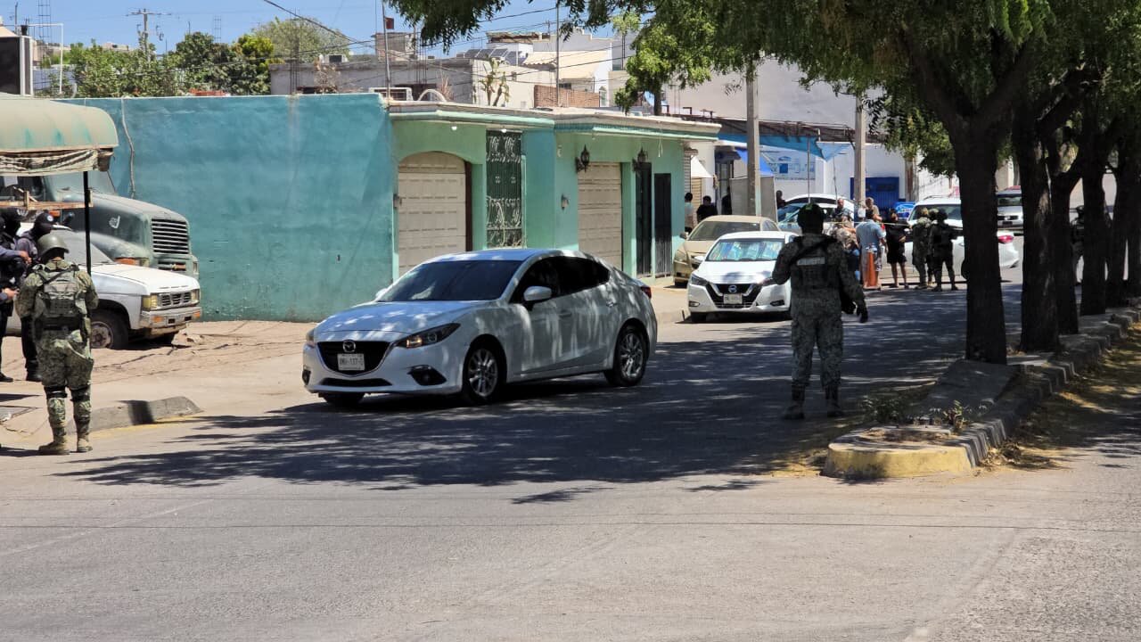 Automóvil Mazda blanco con impactos de bala sobre el bulevar Obrero Mundial, en la colonia Pedregal del Humaya, Culiacán. Automóvil Mazda blanco con impactos de bala sobre el bulevar Obrero Mundial, en la colonia Pedregal del Humaya, Culiacán.