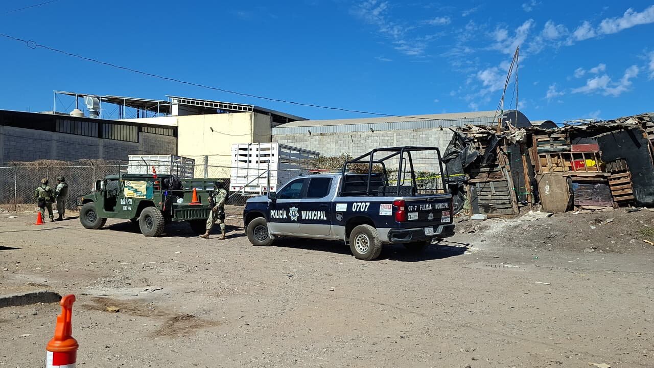 Vista del perímetro militar y policial en las inmediaciones del Mercado de Abastos de Culiacán, donde fueron localizados los cuerpos.