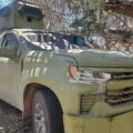 Vehículo tipo monstruo, marca Chevrolet Cheyenne, color verde, con blindaje artesanal asegurado por el Ejército en el municipio de Cosalá, Sinaloa.