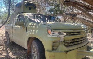 Vehículo tipo monstruo, marca Chevrolet Cheyenne, color verde, con blindaje artesanal asegurado por el Ejército en el municipio de Cosalá, Sinaloa.